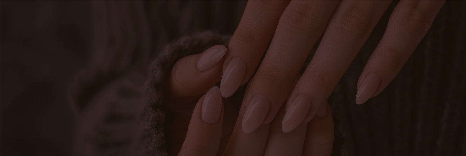 Pose gel UV nude beige sur ongles en amande, finition brillante longue tenue